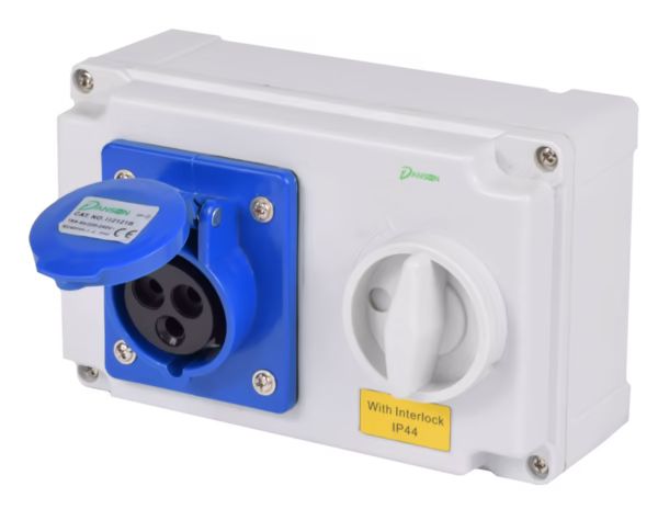 32A 2P+E 220-240v Interlock Switched Socket 6h - IP44